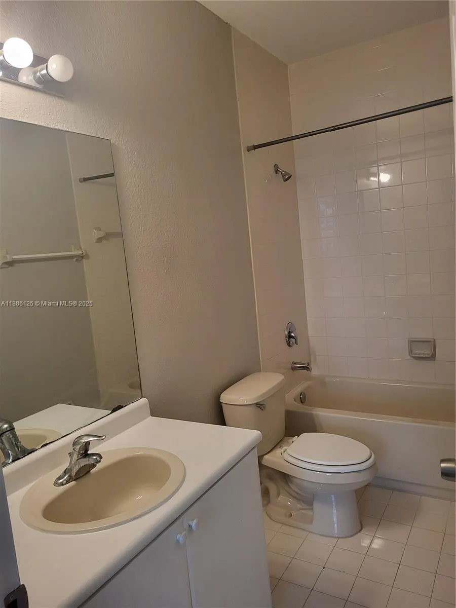 1662 SE 27th Dr, #202