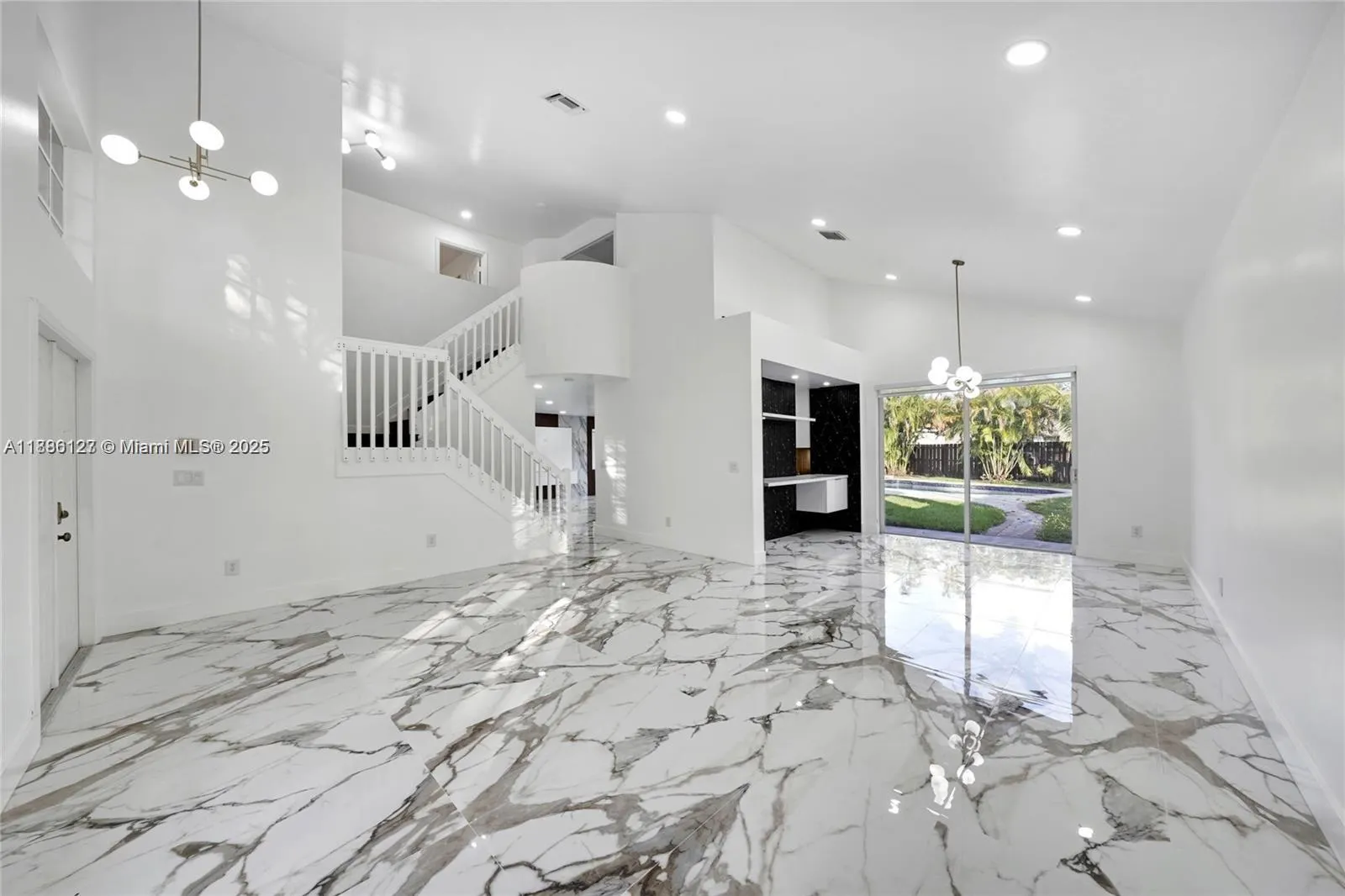 14672 Vista Luna Dr