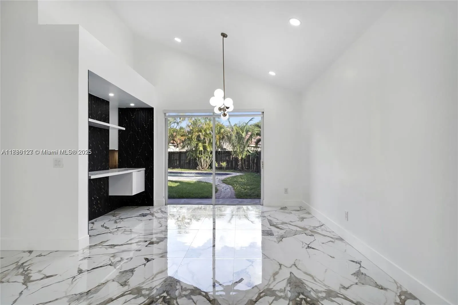 14672 Vista Luna Dr