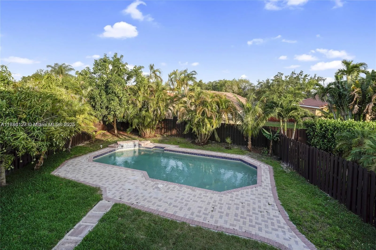 14672 Vista Luna Dr