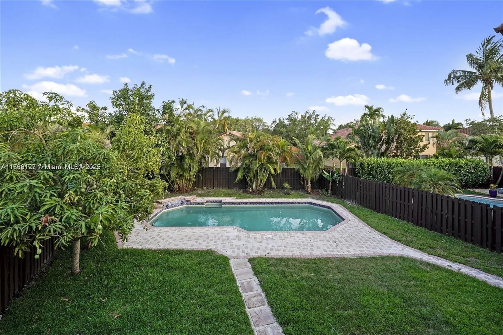 14672 Vista Luna Dr