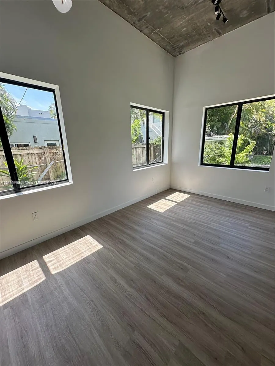 3422 NW 5th Ave, #206