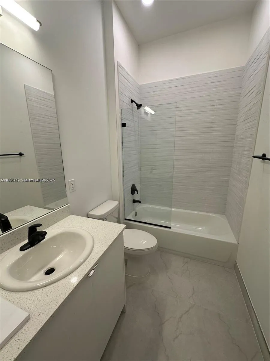 3422 NW 5th Ave, #206