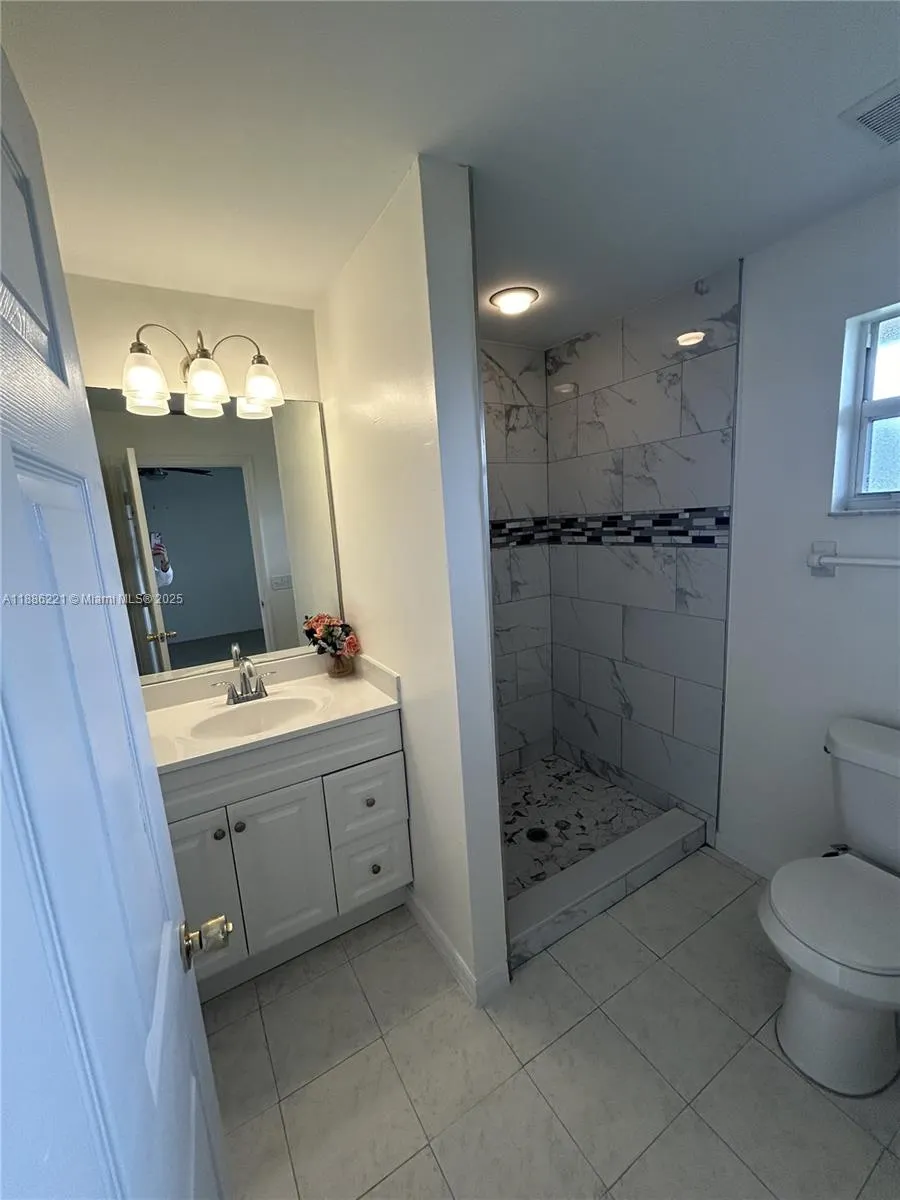 2422 S Vernon Ave, #2422