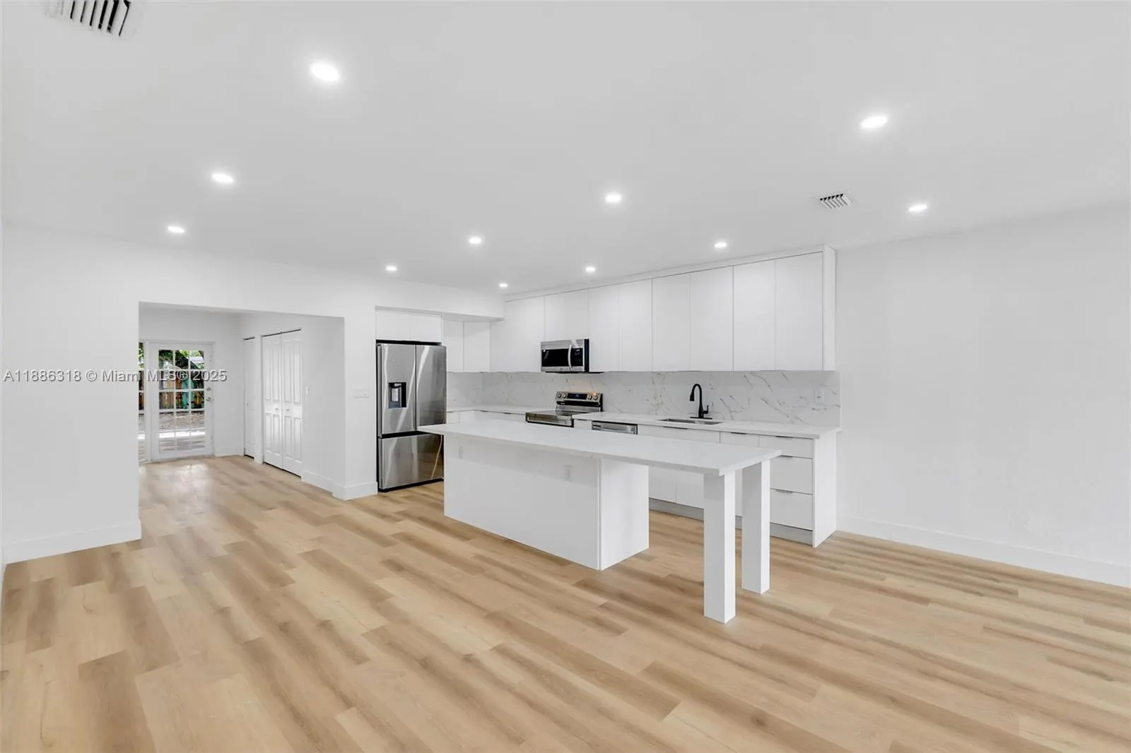 924 W 28th St