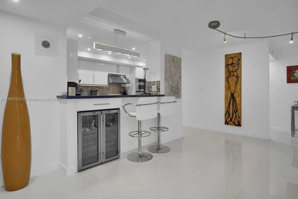 6039 Collins Ave, #1126