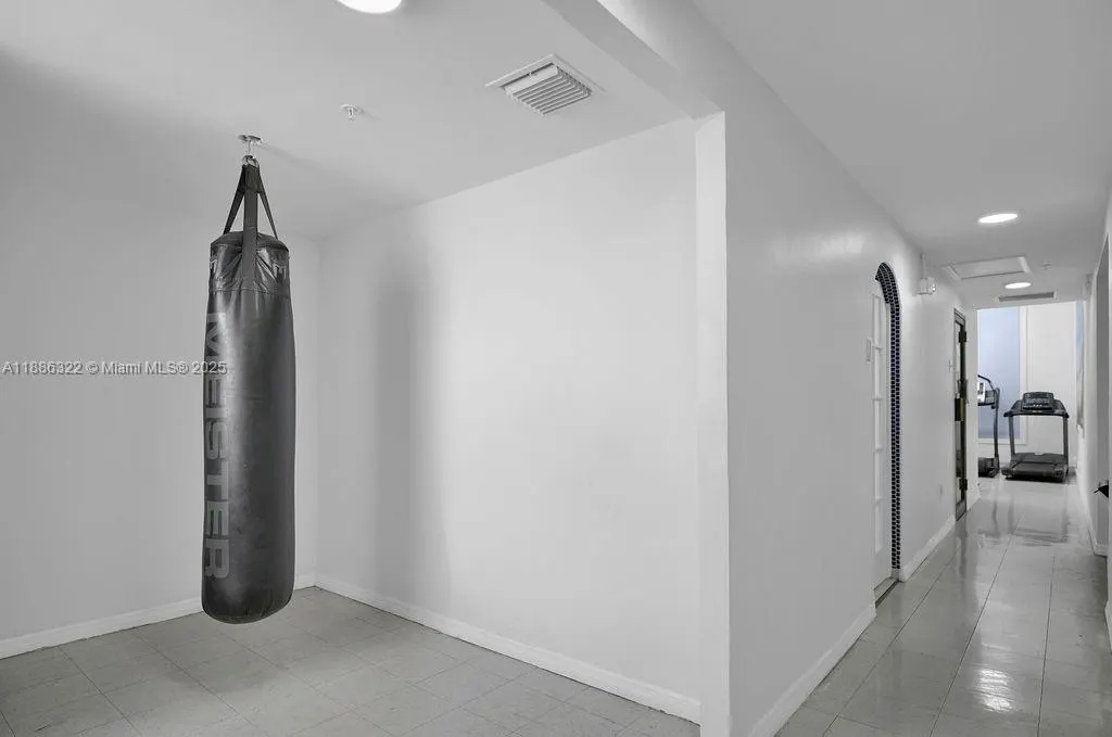 6039 Collins Ave, #1126