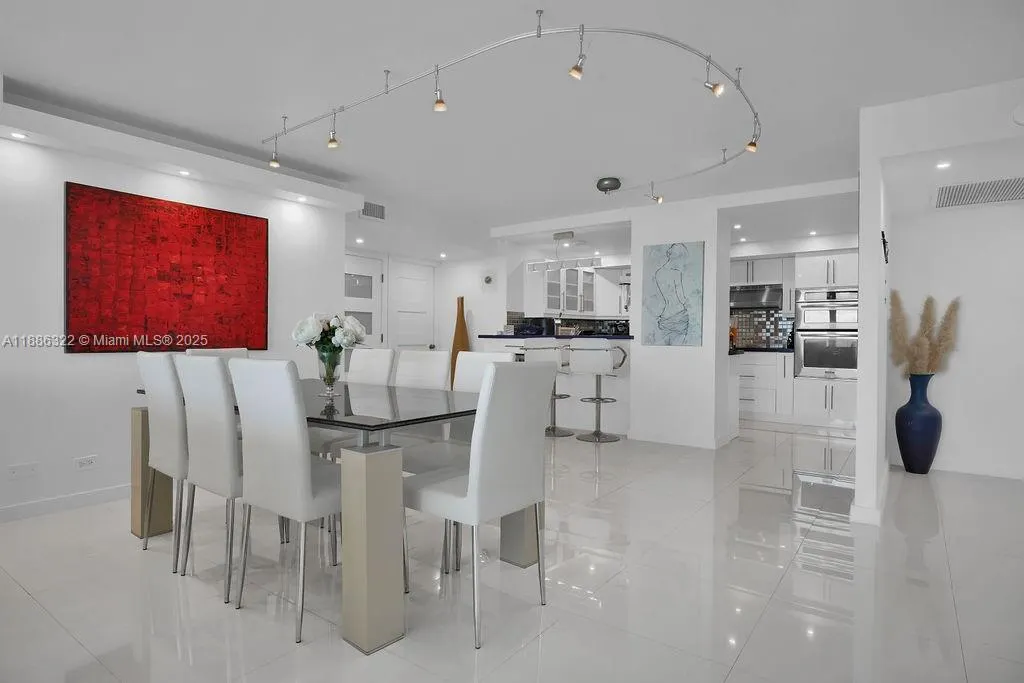 6039 Collins Ave, #1126
