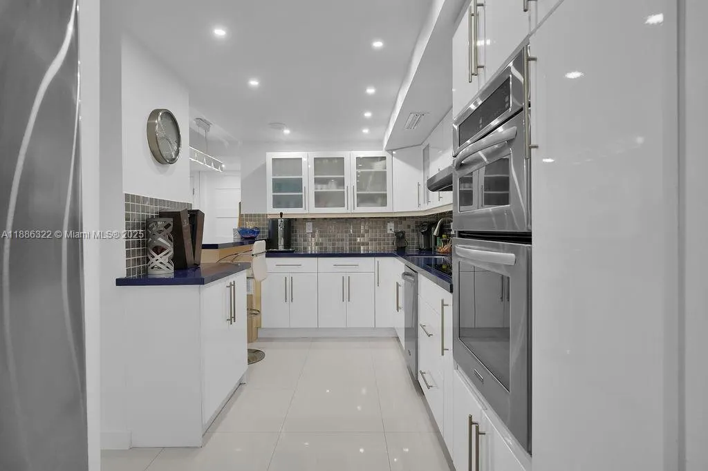 6039 Collins Ave, #1126