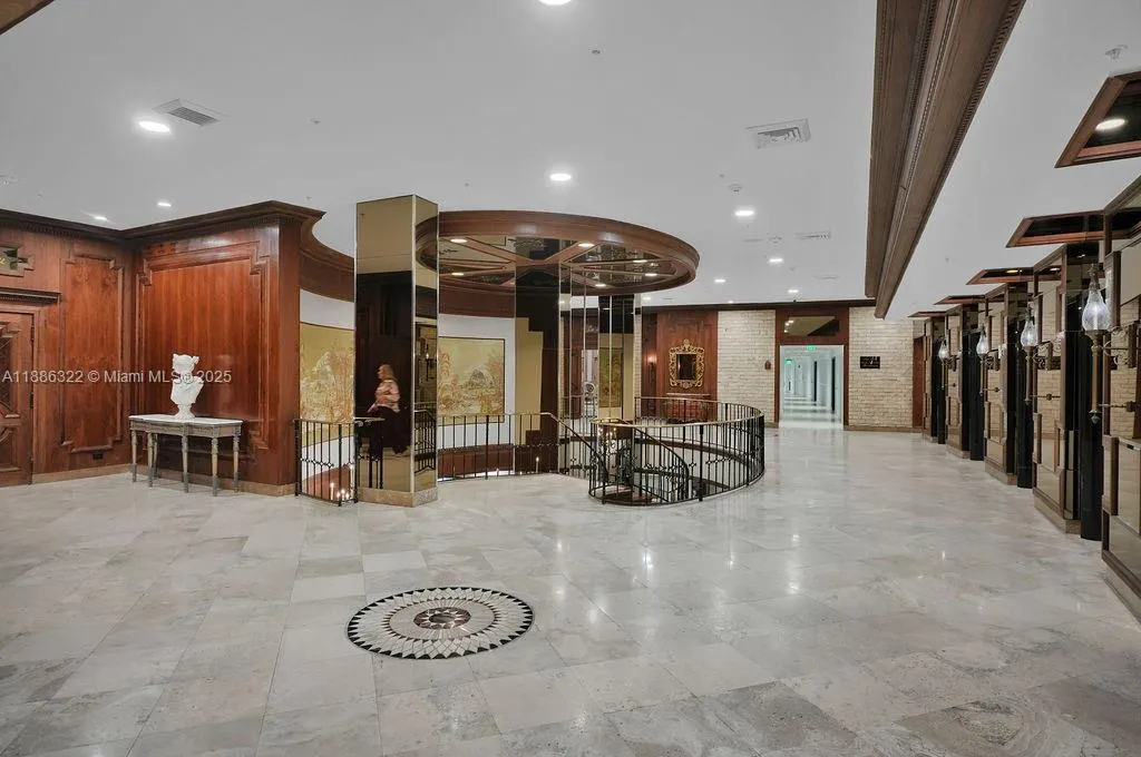 6039 Collins Ave, #1126