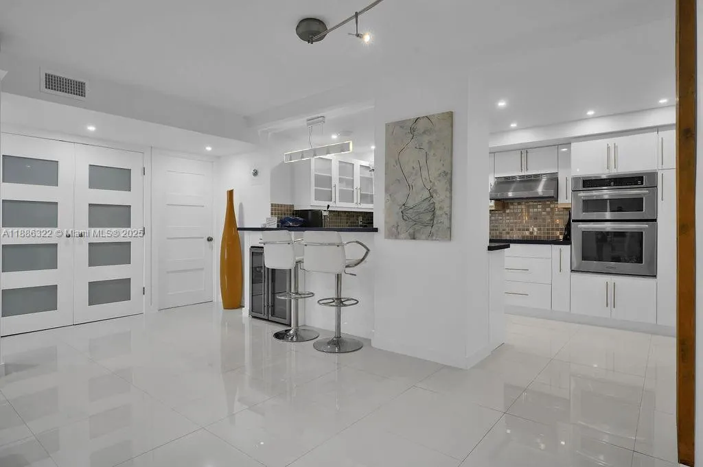6039 Collins Ave, #1126