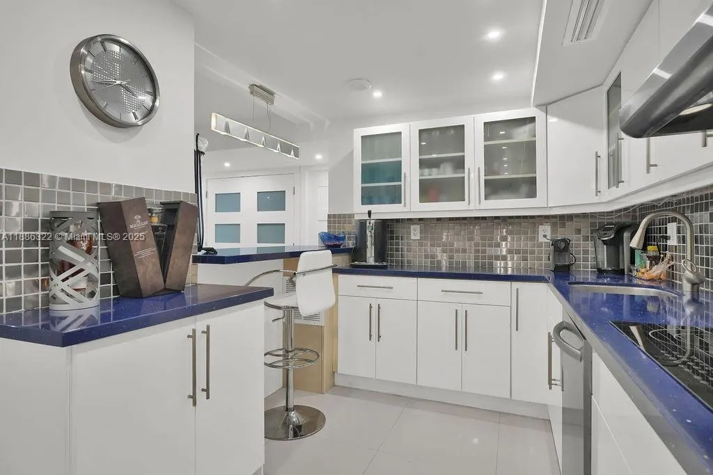 6039 Collins Ave, #1126