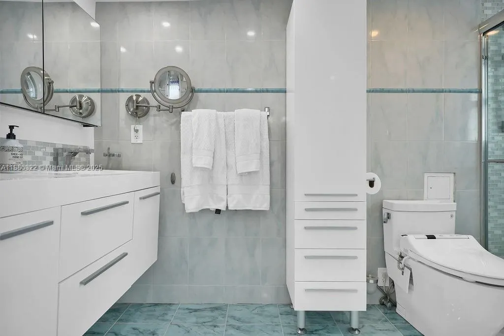 6039 Collins Ave, #1126