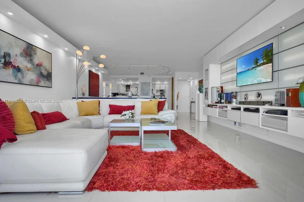 6039 Collins Ave, #1126