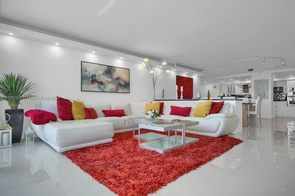 6039 Collins Ave, #1126