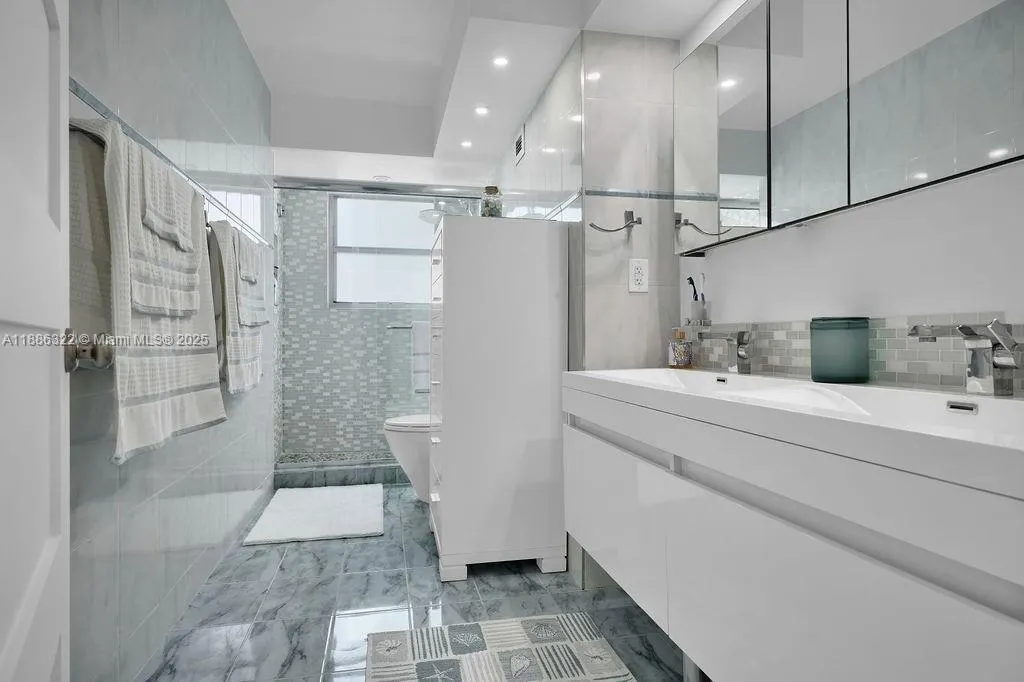 6039 Collins Ave, #1126