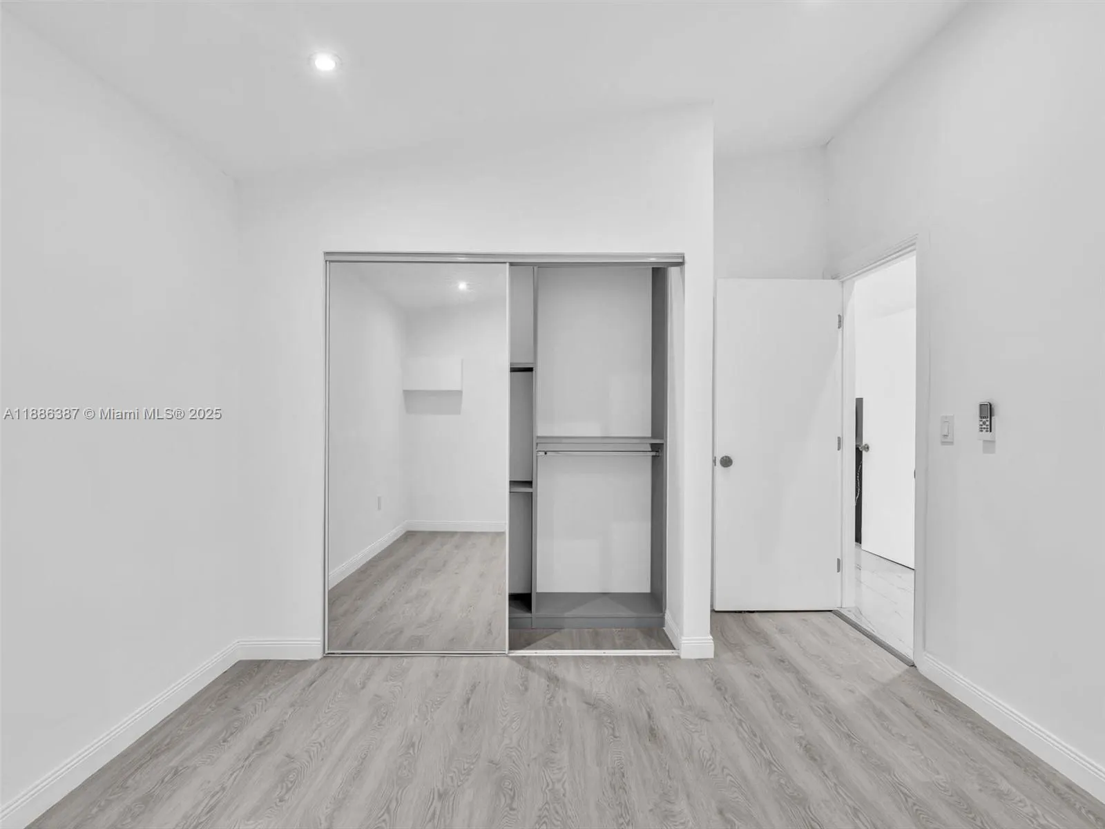 823 SW 27th St