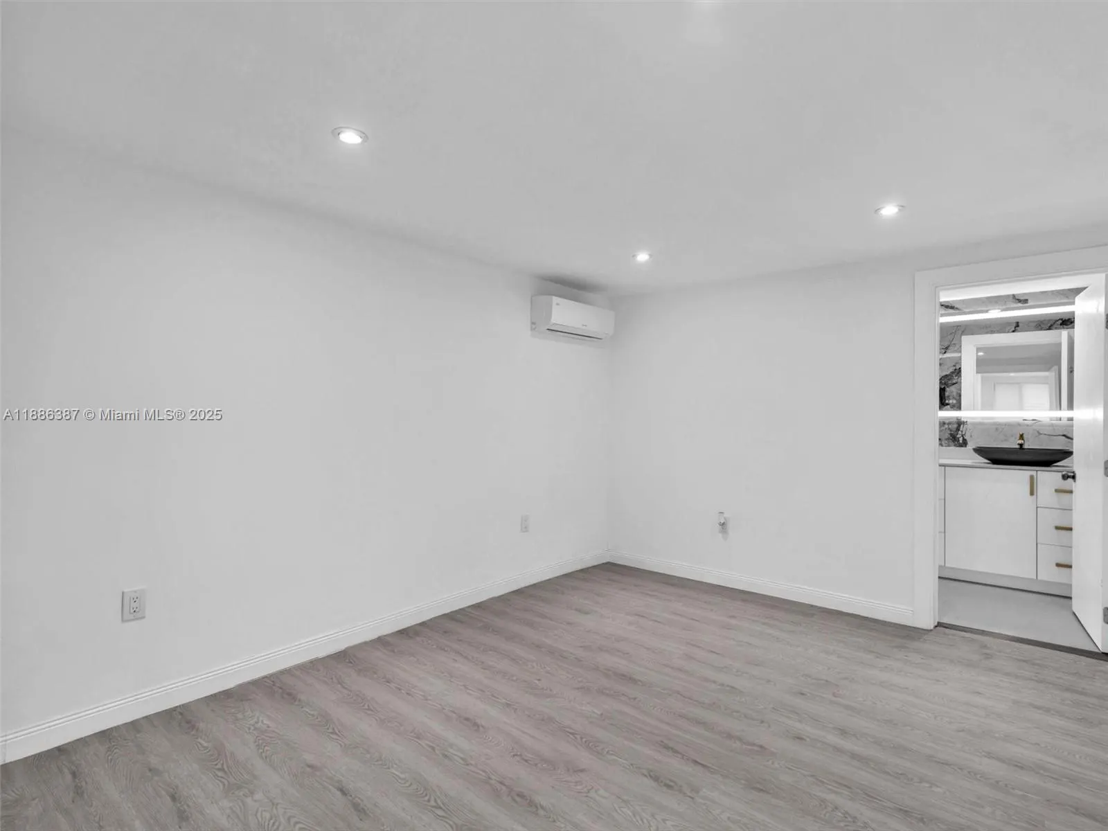 823 SW 27th St