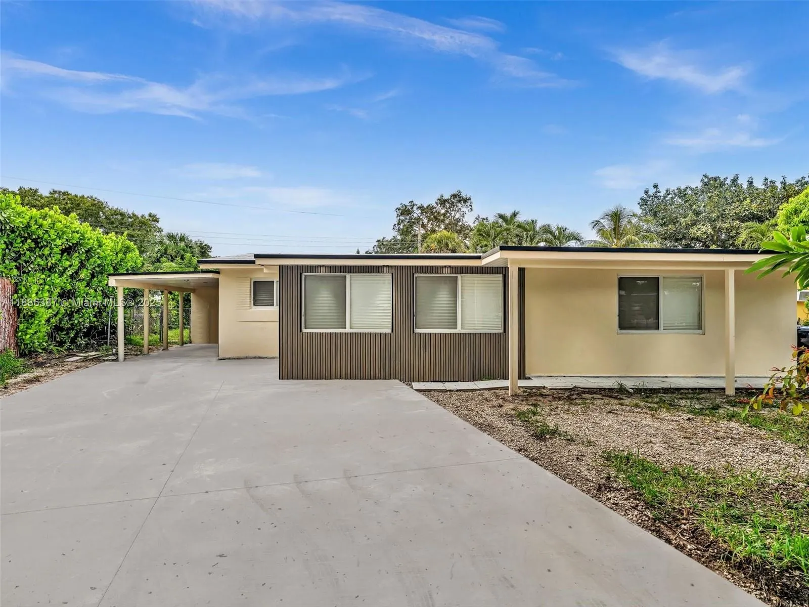 823 SW 27th St