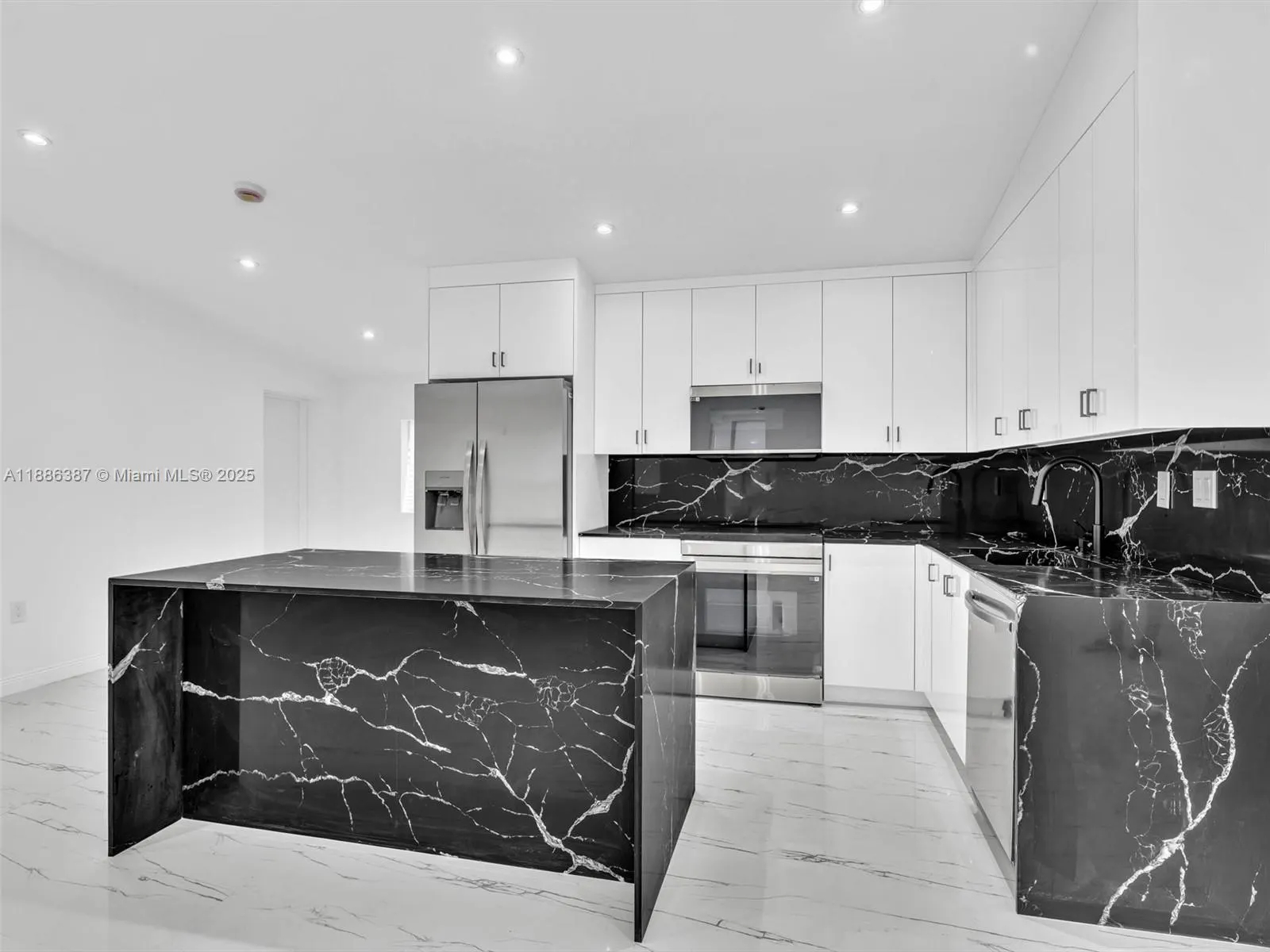 823 SW 27th St