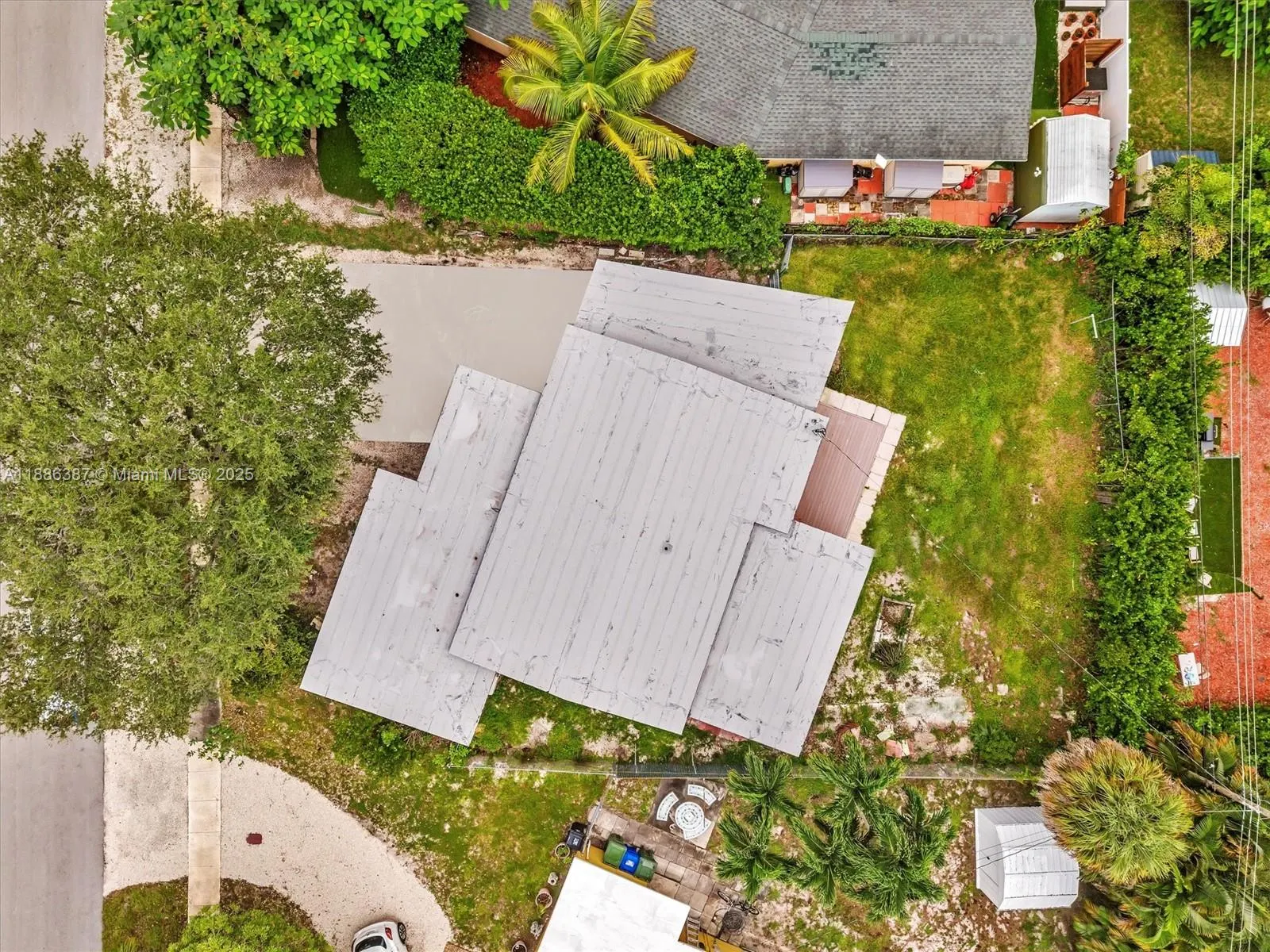 823 SW 27th St