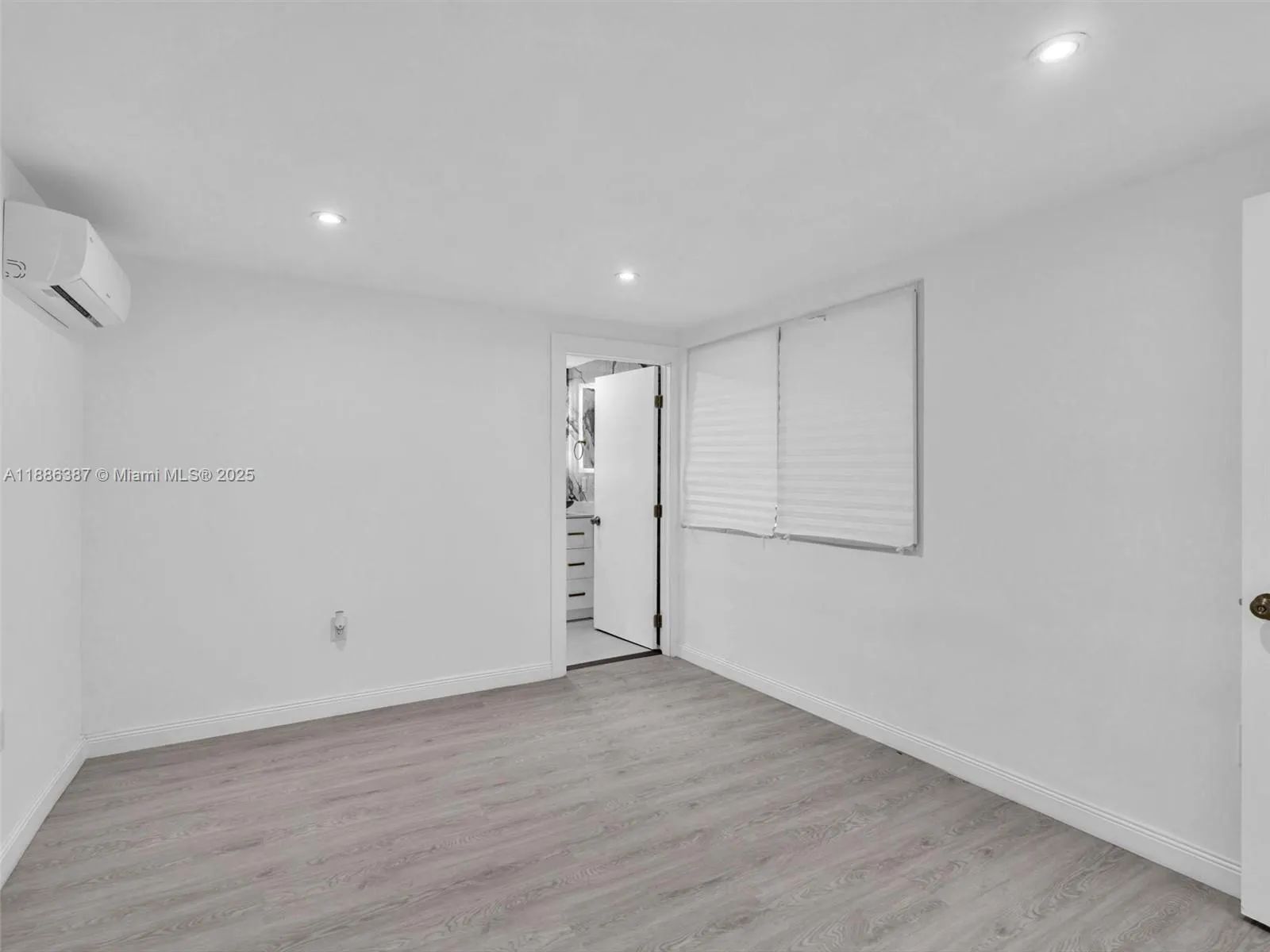 823 SW 27th St