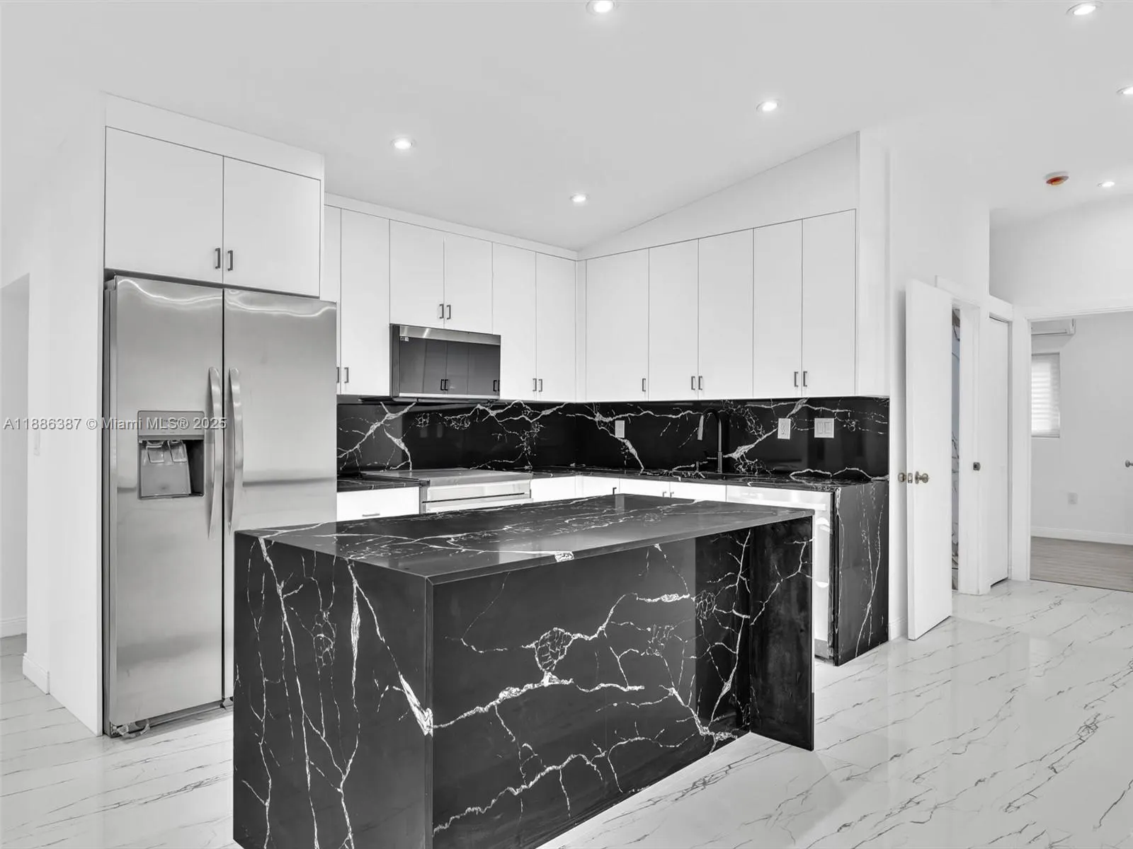 823 SW 27th St
