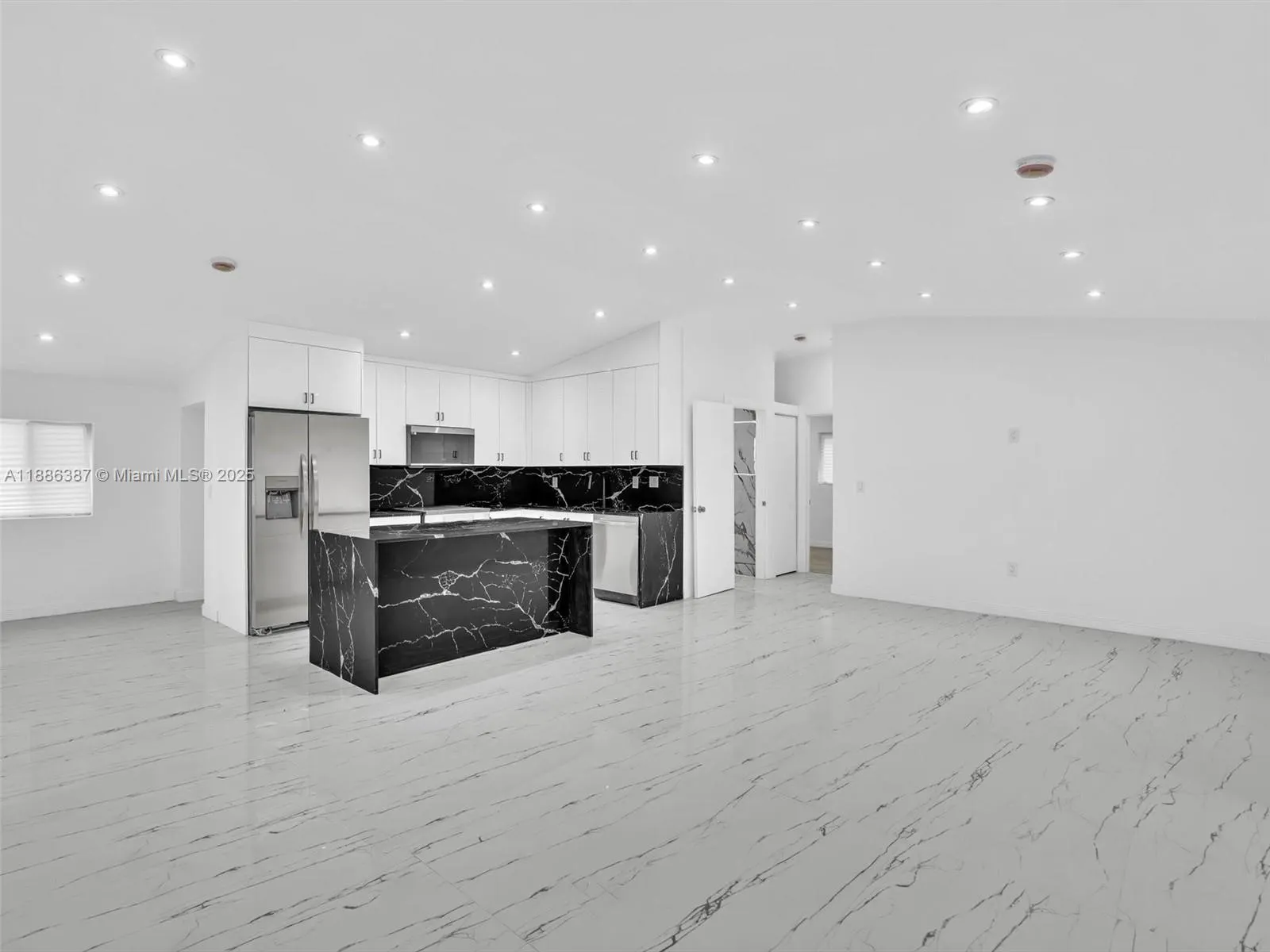 823 SW 27th St