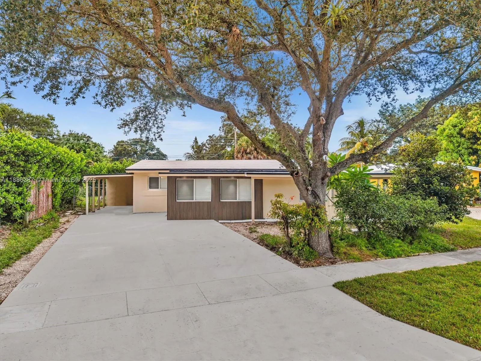 823 SW 27th St