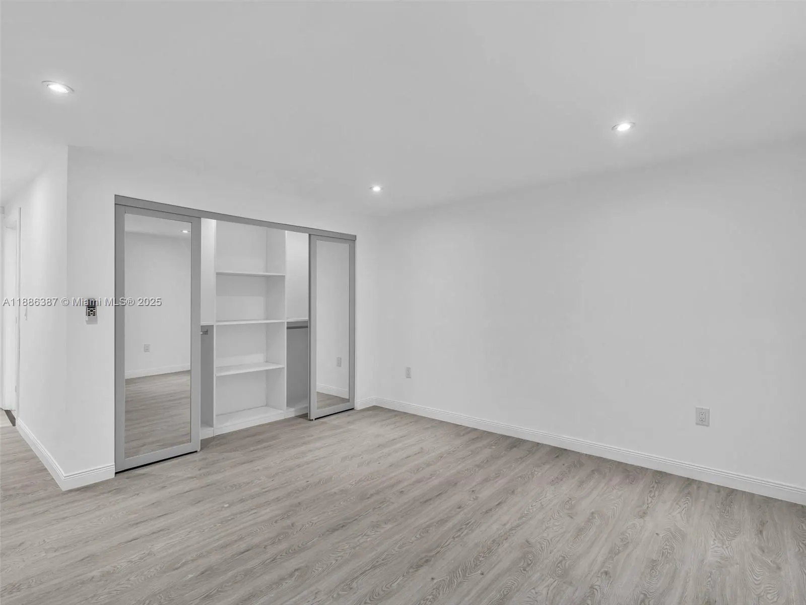 823 SW 27th St