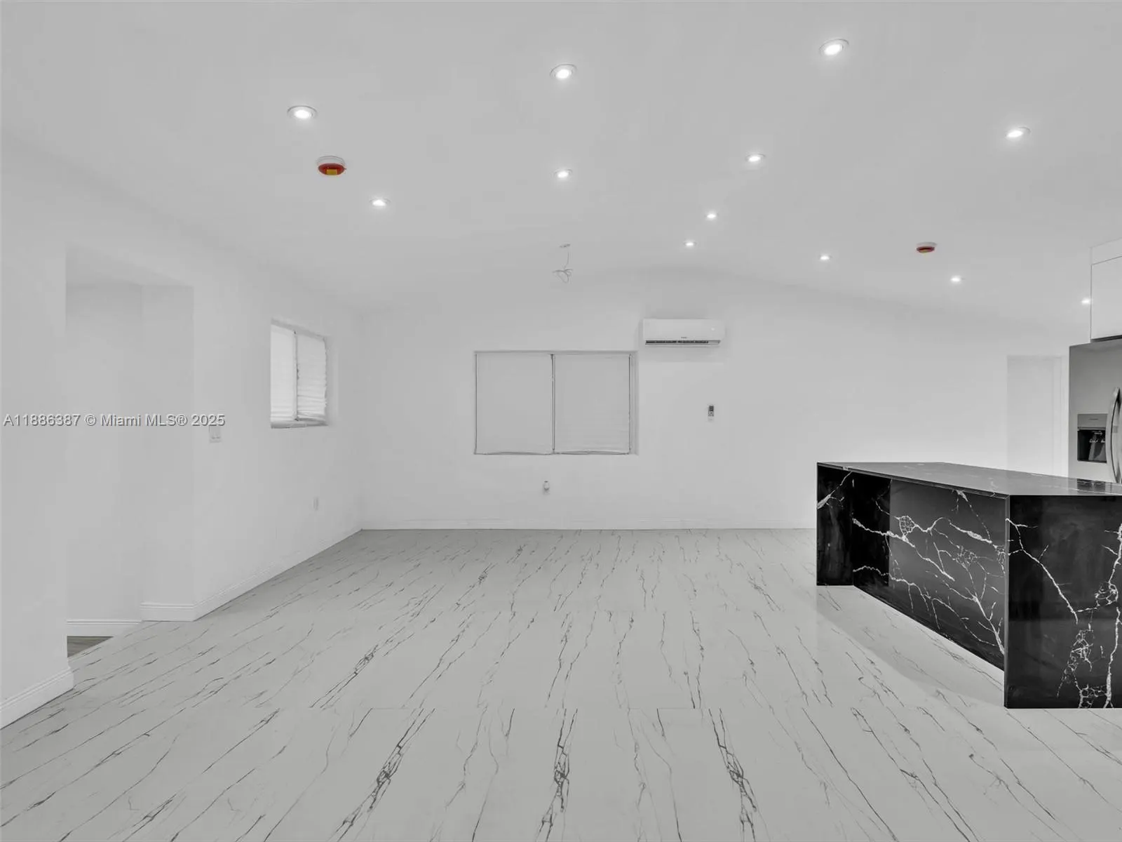 823 SW 27th St