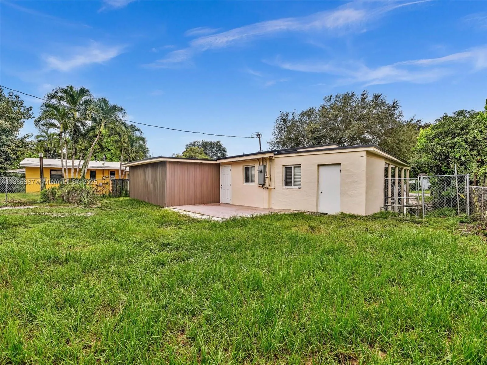 823 SW 27th St