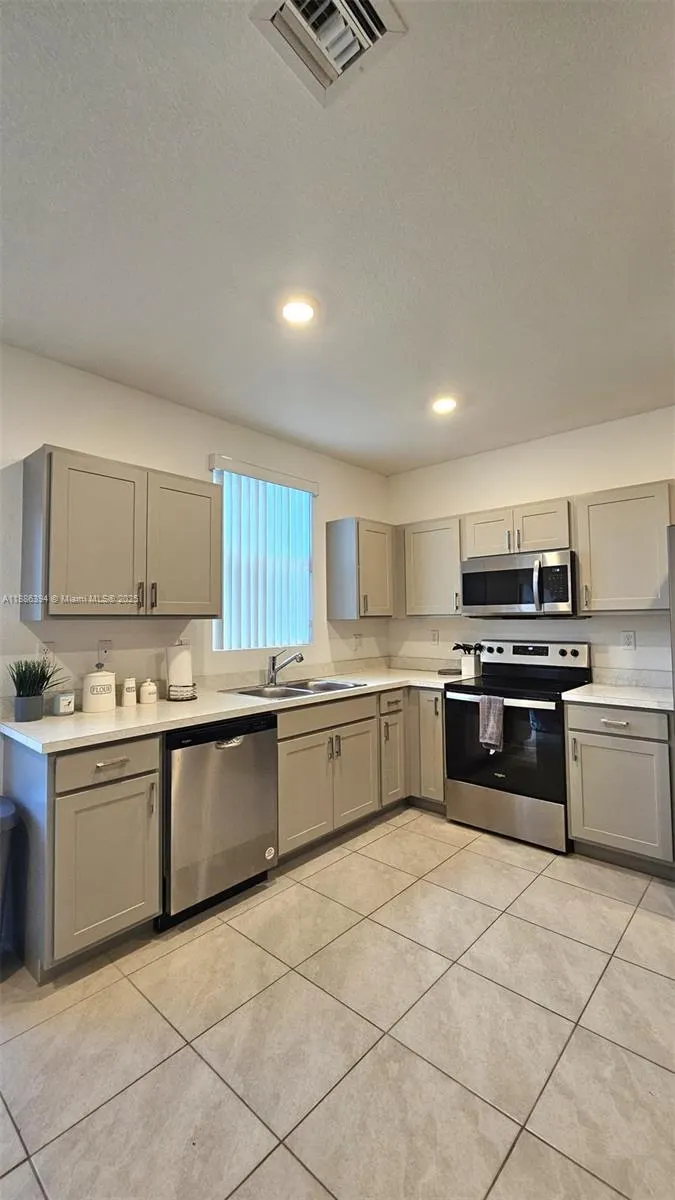 364 NW 8th Ct, #364
