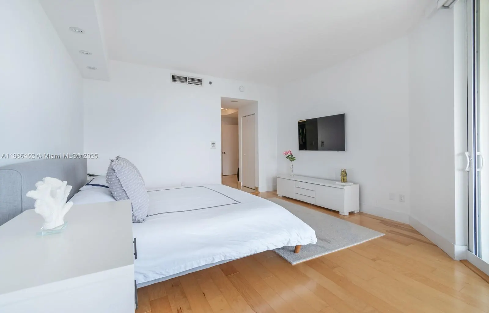7000 Island Blvd, #3008