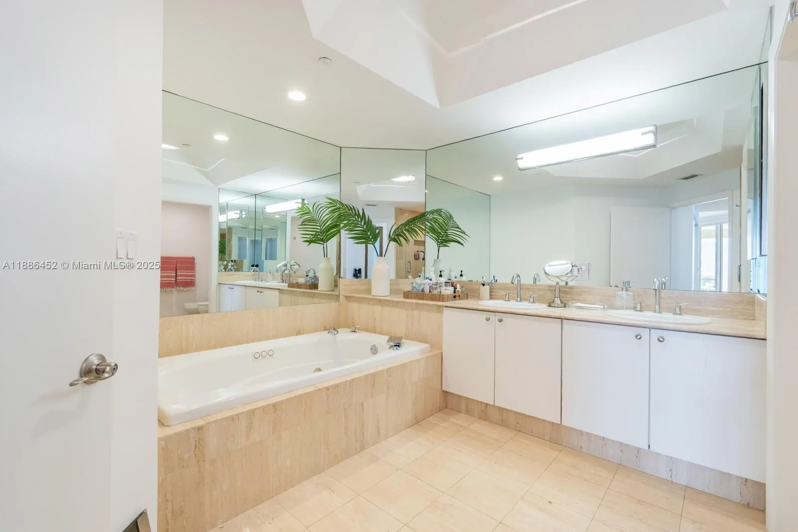 7000 Island Blvd, #3008