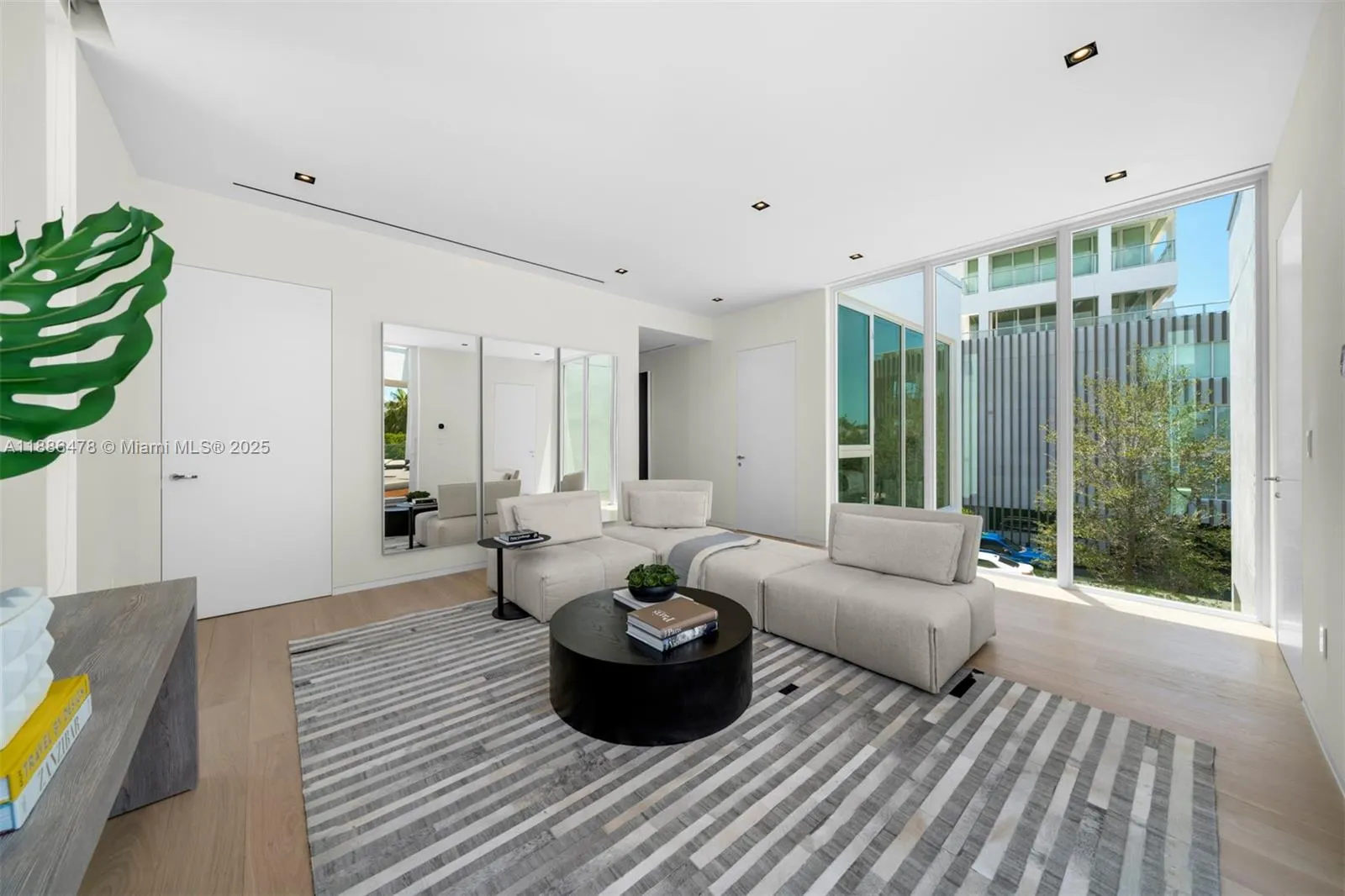 1011 W 48th St, #8