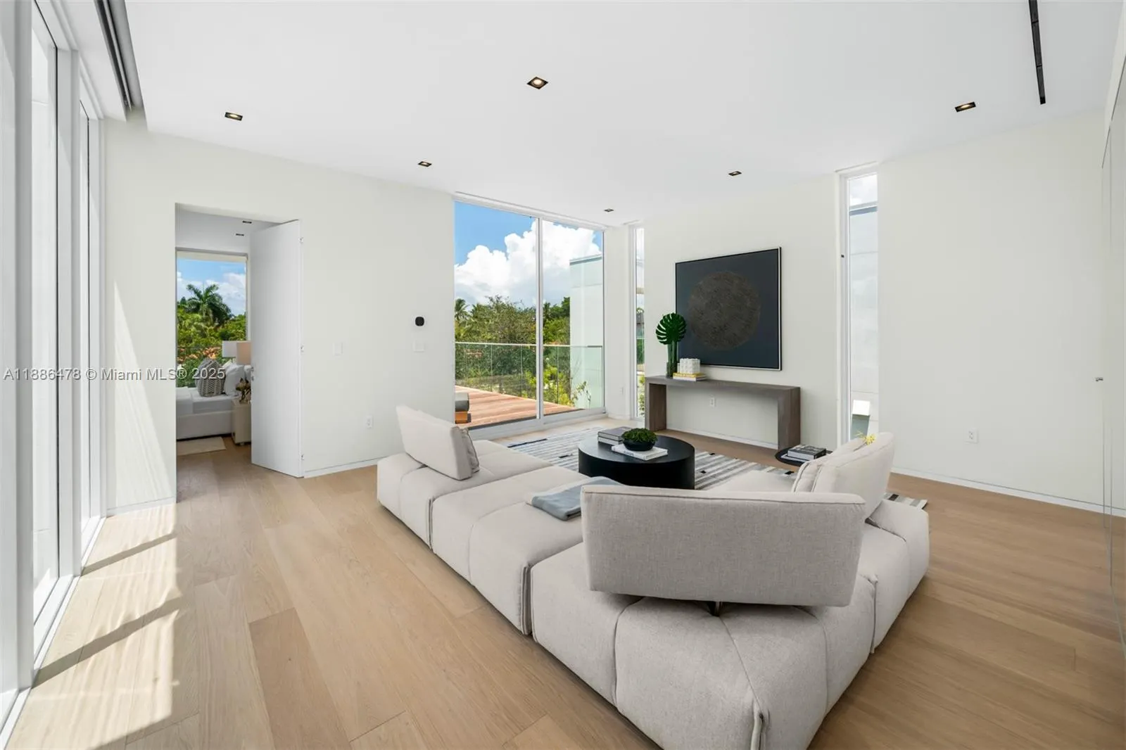 1011 W 48th St, #8