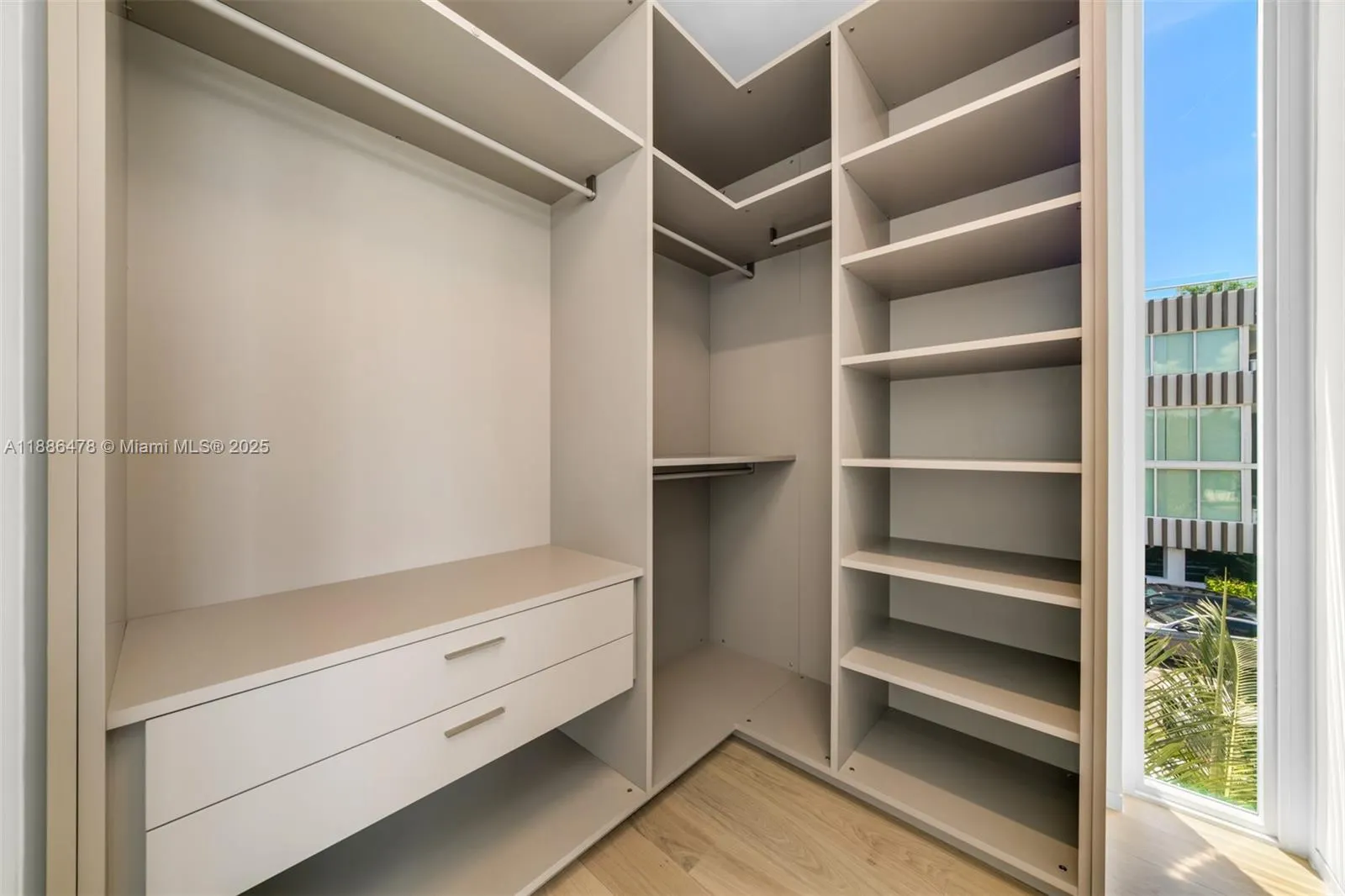 1011 W 48th St, #8