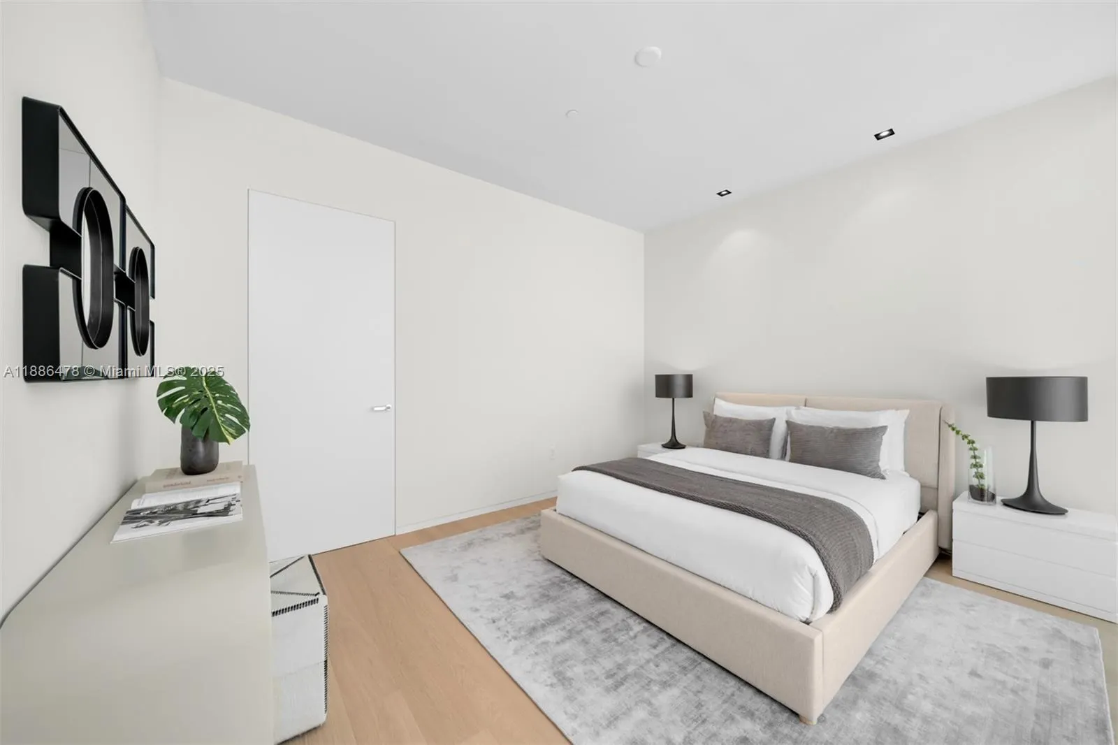 1011 W 48th St, #8