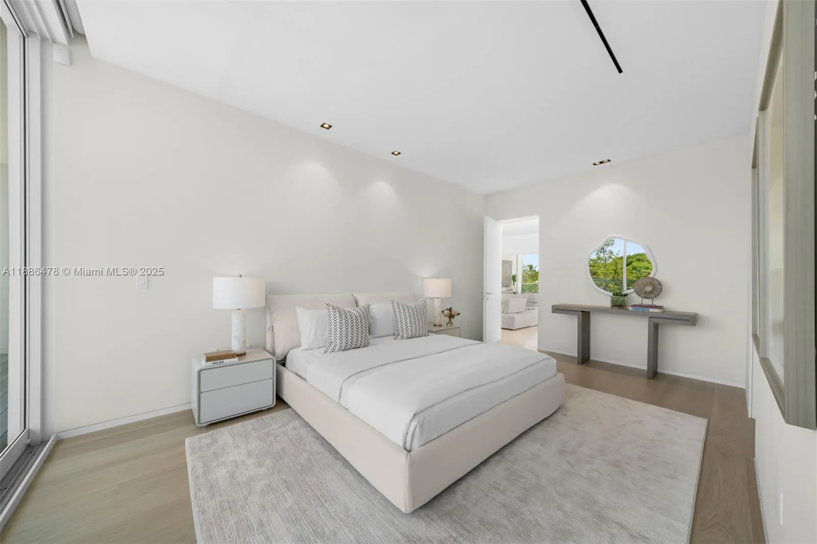 1011 W 48th St, #8