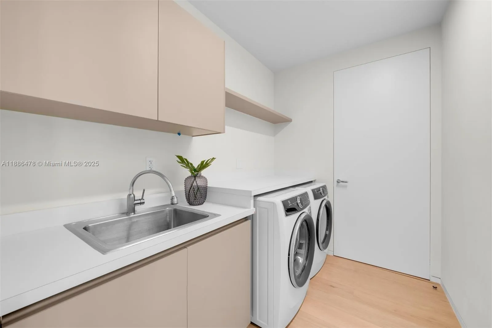 1011 W 48th St, #8