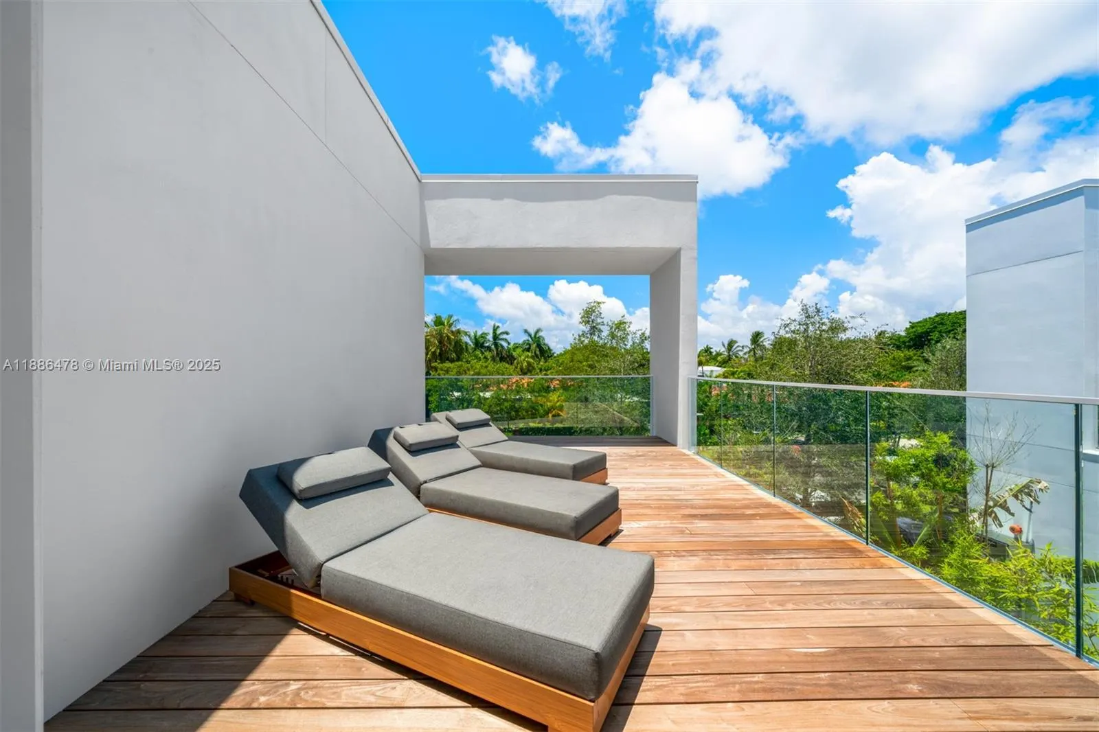 1011 W 48th St, #8