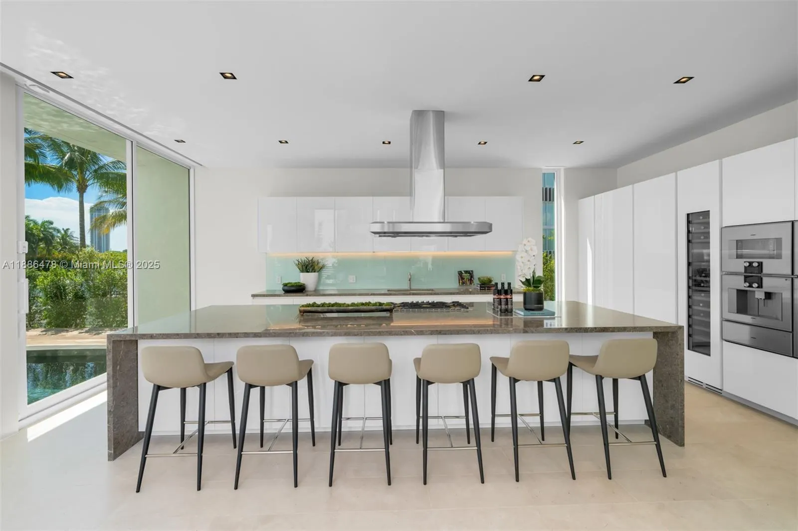 1011 W 48th St, #8