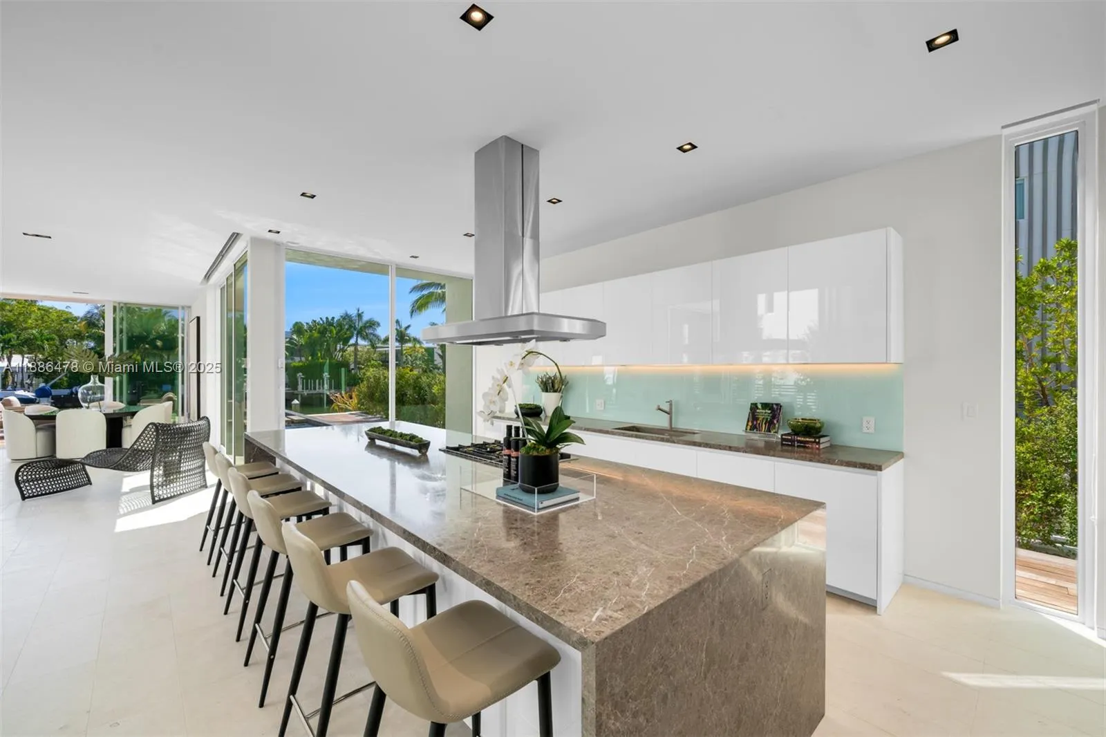 1011 W 48th St, #8