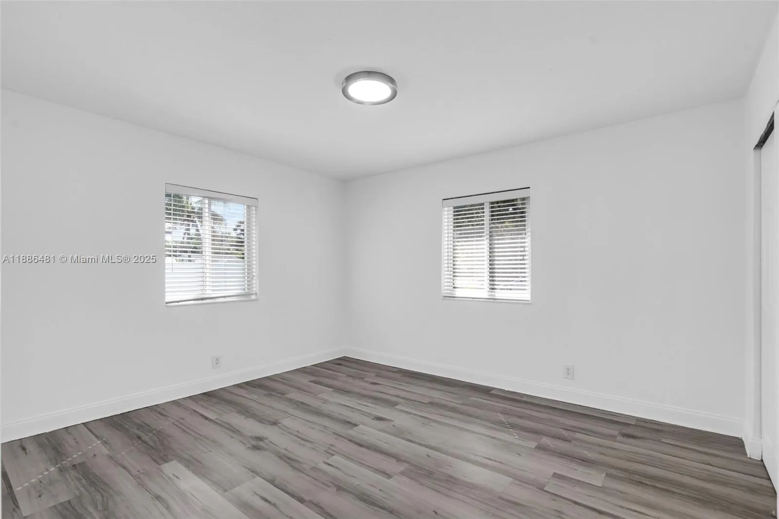 1325 N 26th Ave