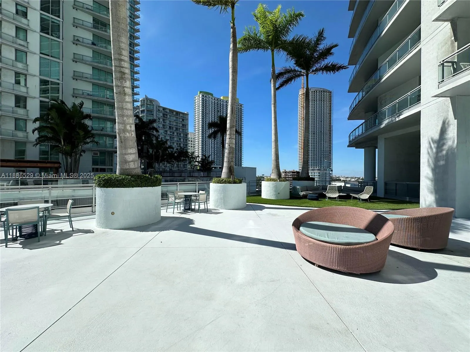 1Q. JKL,M SW 3rd St, #1603