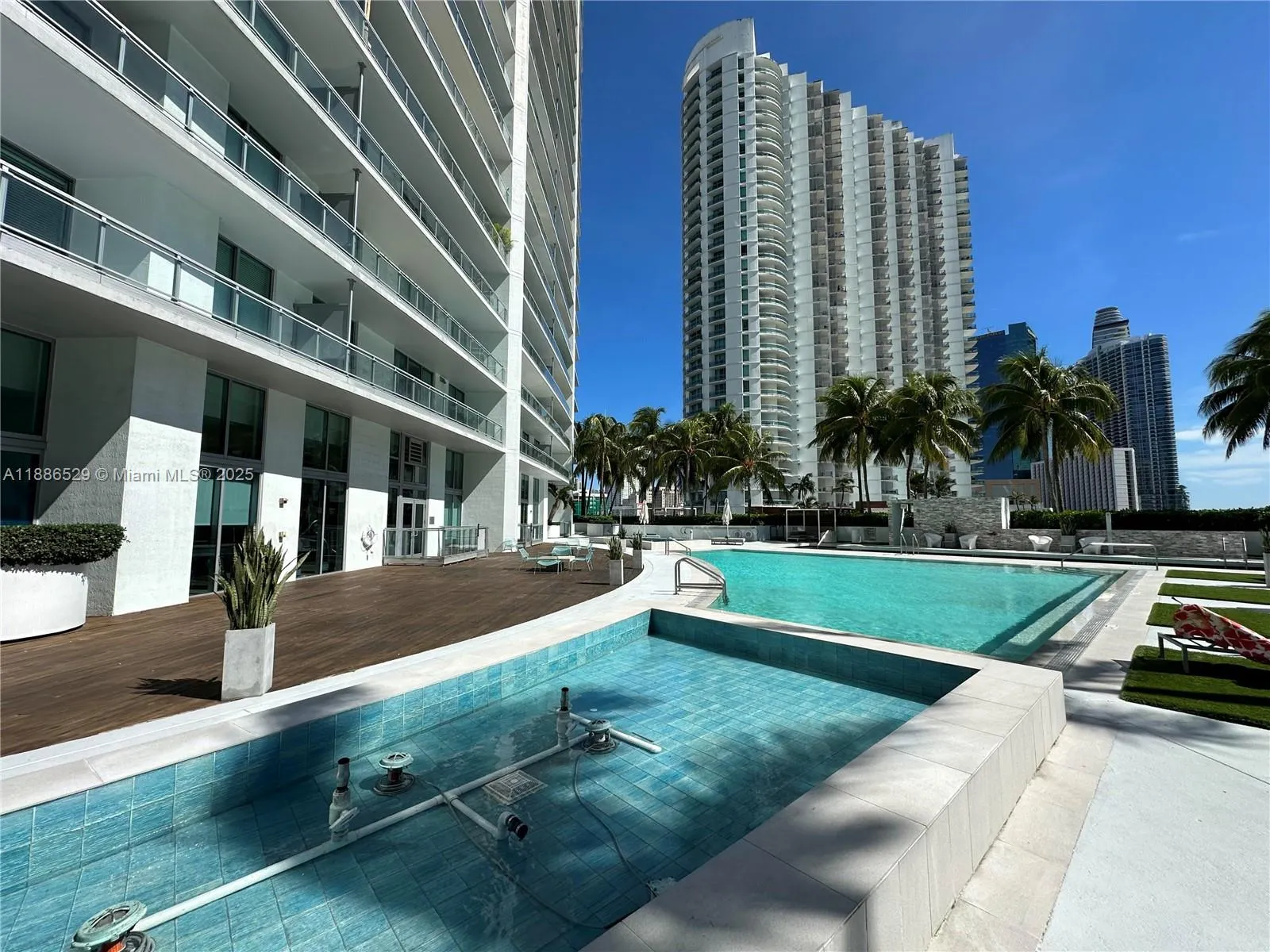 1Q. JKL,M SW 3rd St, #1603
