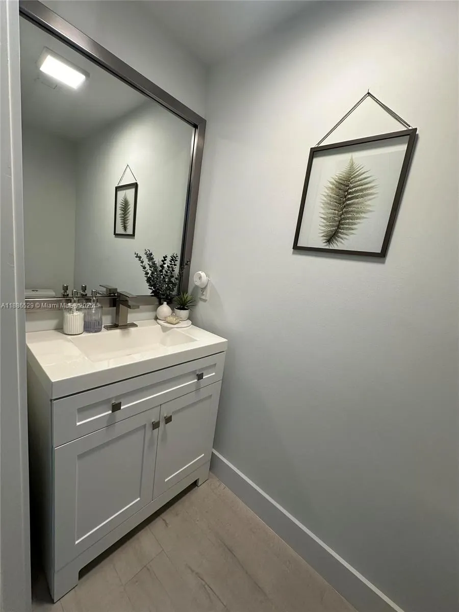 1Q. JKL,M SW 3rd St, #1603