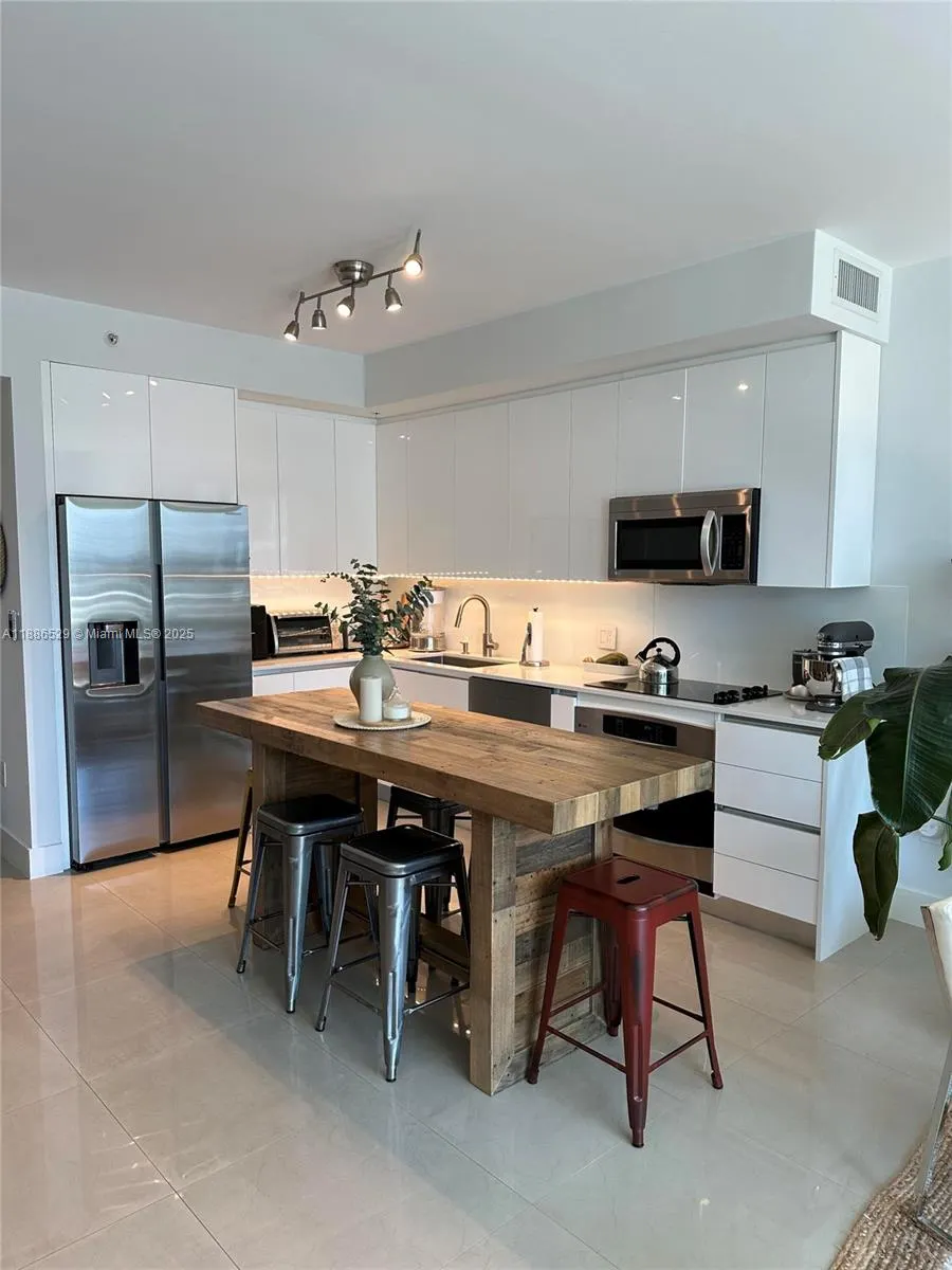 1Q. JKL,M SW 3rd St, #1603