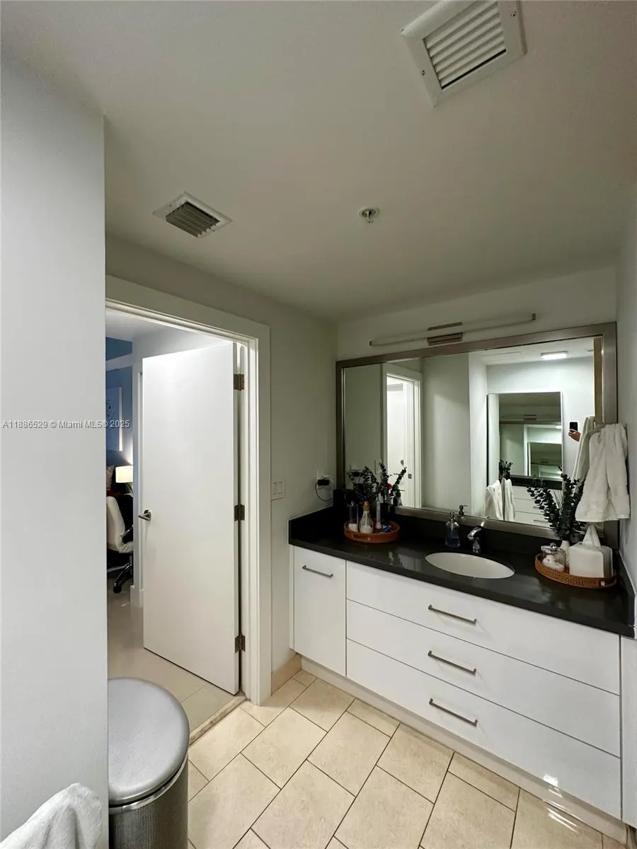 1Q. JKL,M SW 3rd St, #1603